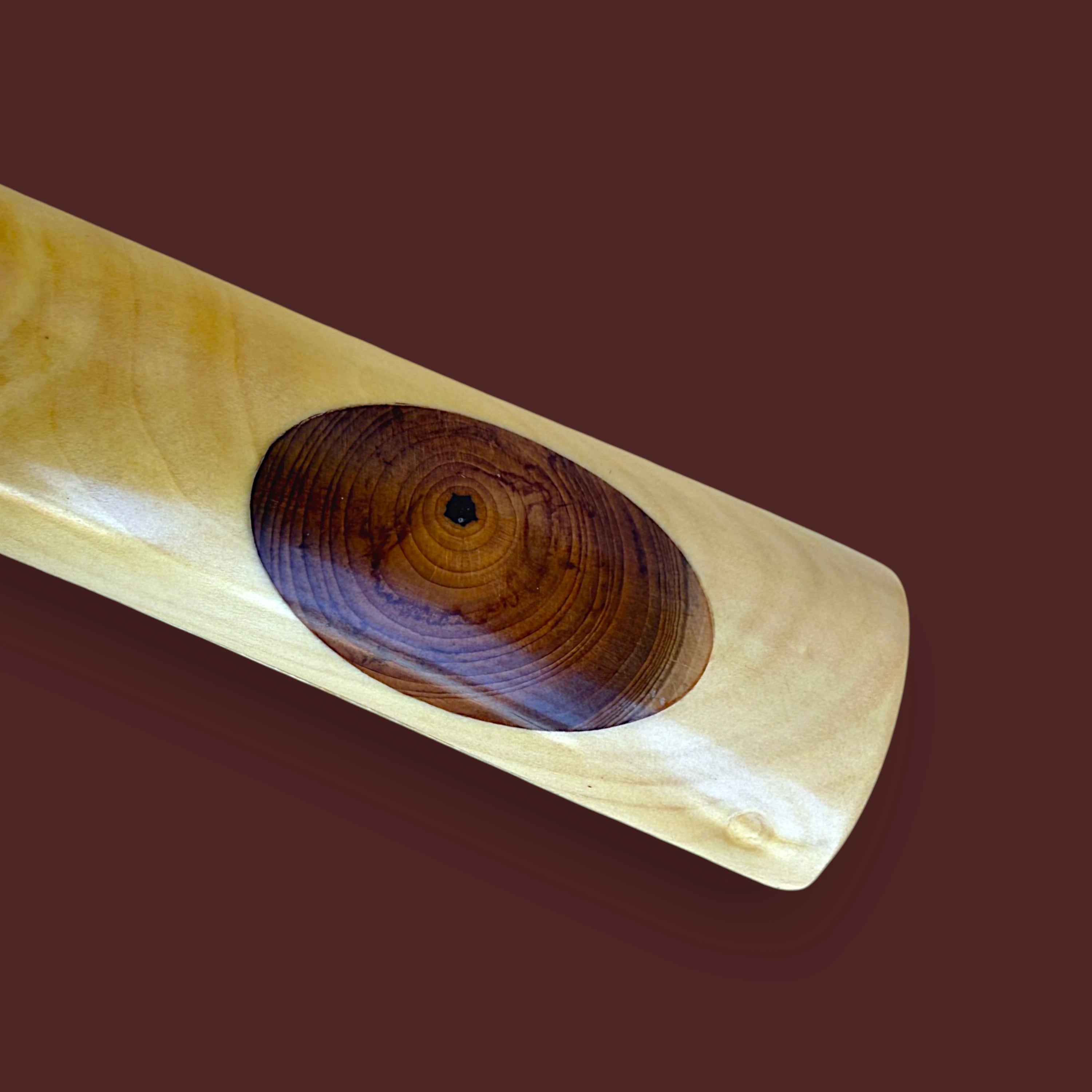 Navaja Taramundi óvalo artesanal color madera clara detalle