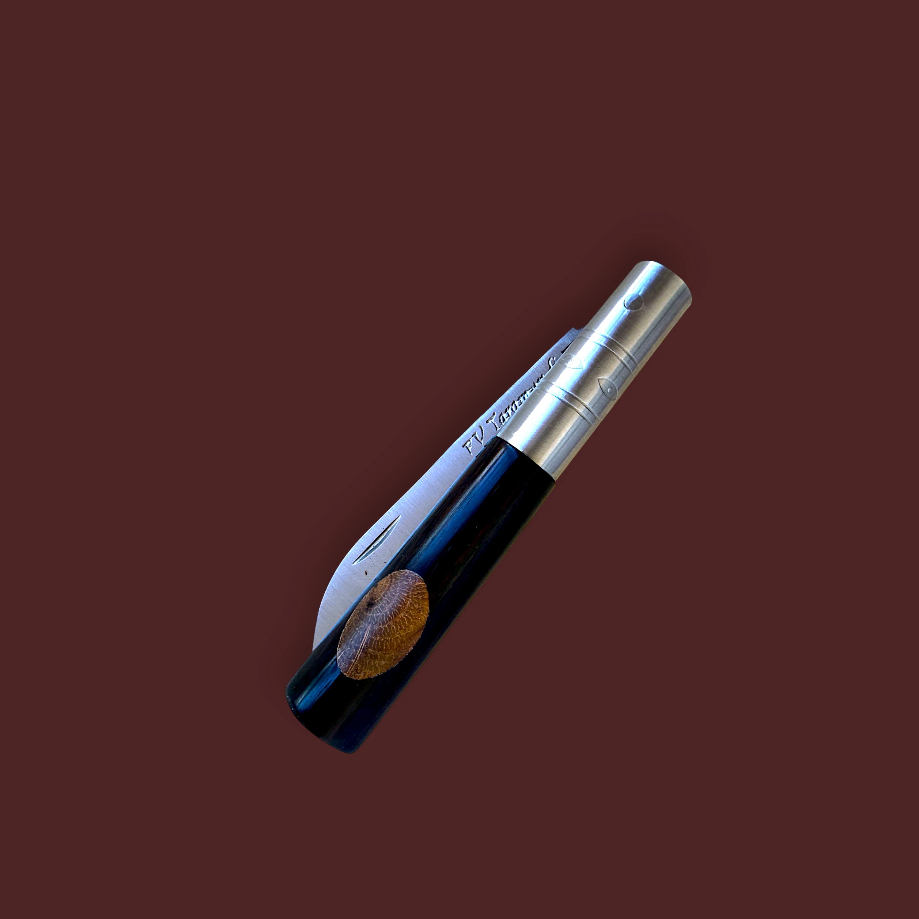 Navaja Taramundi óvalo artesanal color madera oscura